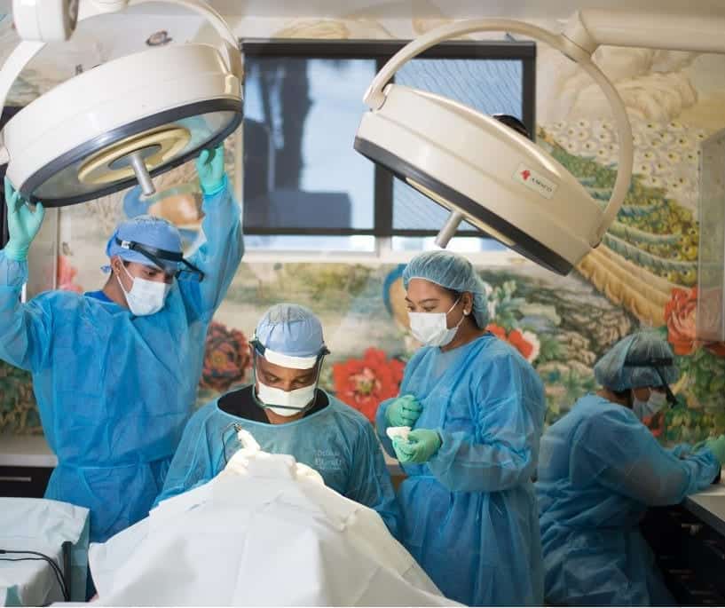 Dr. Umar performs surgery at the best hair transplant clinic in the world.